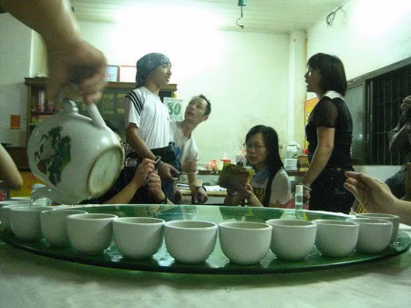 Uống nước lạnh là cách thư giãn tuyệt vời trong những ngày hè oi bức, nhưng đối với người Trung Quốc lại ngược lại. Họ thường uống nước nóng trong bữa ăn, kể cả trong những ngày mồ hôi dính nhớp nháp.