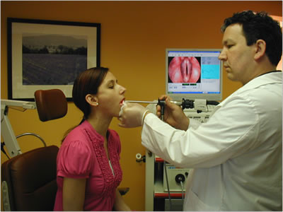 Ung thư thanh quản: Đây là bệnh nghiêm trọng cần điều trị ngay lập tức. Những người thường xuyên bị khàn giọng cần đi khám tai mũi họng để xác định có phải bị ung thư thanh quản hay không. Khả năng chữa khỏi ung thư thanh quản là rất cao nếu phát hiện sớm. Vì vậy hãy luôn lắng nghe giọng nói của mình vì có thể bạn sẽ phát hiện ra điều gì đó về sức khỏe. (Ảnh: Professionalvoice) 