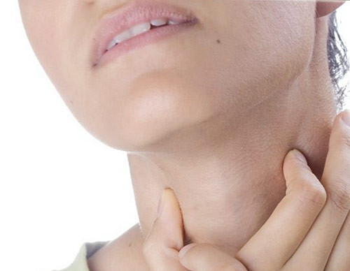 Liệt nhẹ hoặc liệt hoàn toàn dây thanh quản: Khàn giọng hay một số vấn đề khác ở giọng nói có thể xuất phát từ các cơ và dây thần kinh bên trong hộp âm hoặc thanh quản, phổ biến nhất là liệt hoặc yếu một hoặc cả hai dây thanh quản. Những người bị liệt dây thanh quản thường có giọng nói thều thào và rất nhỏ nhẹ. Người bệnh có thể mất vài tháng để hồi phục hoặc liệt vĩnh viễn. (Ảnh: vocalparalysis)