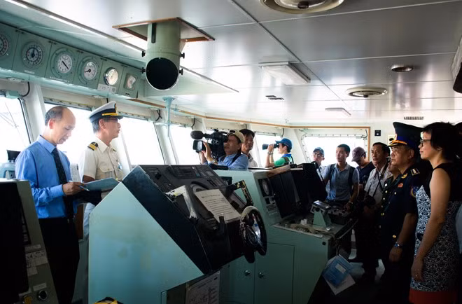 Phòng điều khiển trên Kojima.