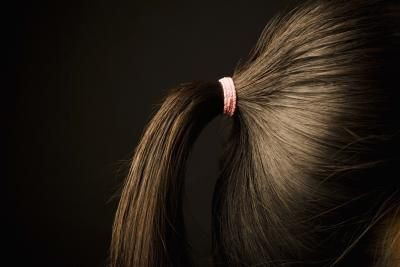 Trước khi đi ngủ, chia tóc làm đôi sang hai bên rồi lấy chun buộc cao lên, sau đó tiếp tục buộc chun vào thân tóc, mỗi đoạn cách nhau khoảng 2-3cm cho đến tận đuôi tóc. Sáng hôm sau gỡ hết chun ra là tóc bạn đã thẳng hơn rất nhiều. 