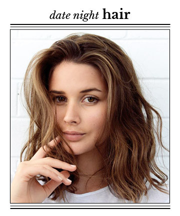 Đối với mái tóc ngắn hơn có thể uốn xoăn sóng nước nhẹ để tóc hơi lòa xòa trước mặt. 