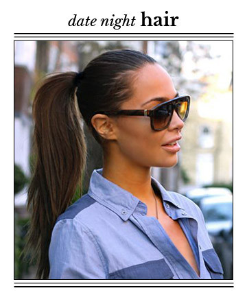 Nếu muốn có một kiểu tóc sành điệu, chỉ cần dùng máy là tóc là thẳng những sợi tóc cứng đầu rồi buộc tóc đuôi ngựa ra đằng sau. Kiểu tóc này cần trang điểm sắc nét hơn một chút. 