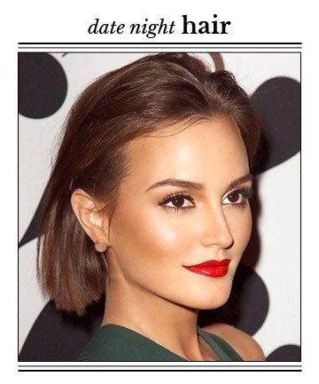 Đối với những cô gái tóc ngắn nhưng vẫn muốn có mái tóc sành điệu, chỉ cần chải hết tóc ra sau và trang điểm nổi bật với môi đỏ, mắt khói và lông mi cong vút để làm điểm nhấn. 