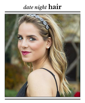 Nếu muốn có một mái tóc đẹp đi chơi kiểu lãng mạn, bạn cần một mái tóc phồng và có độ dày. Kiểu tóc này đẹp nhất nếu thực hiện trên mái tóc đã gội được khoảng 1-2 ngày. Kết hợp vừa uốn lọn vừa xịt gôm, bạn sẽ có được mái tóc bồng bềnh, sau đó để nguyên hoặc dùng băng đô hoặc bờm cho thêm điệu đà. Nếu tóc mỏng có thể đánh rối lên một chút. 