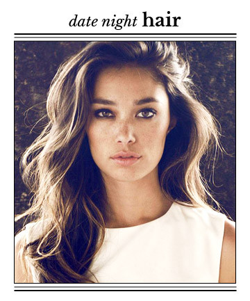 Nếu muốn có một mái tóc gợi cảm, bạn chỉ dùng máy uốn cho phần thân tóc, không uốn đuôi rồi nhẹ nhàng lấy tay xoắn lại để có những lọn tóc mềm mại. 