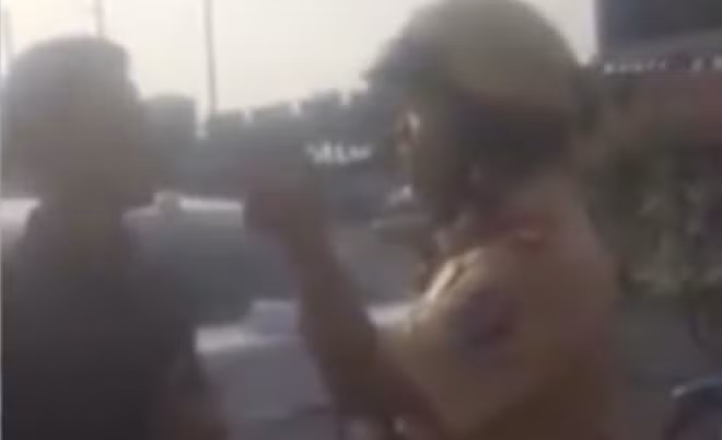 Hình ảnh trung úy Khoa đánh người được cho là vi phạm giao thông được người dân ghi lại và đưa lên mạng xã hội.