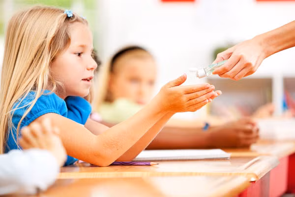 Đã có bằng chứng cho thấy trẻ em tiếp xúc nhiều với triclosan có nguy cơ bị dị ứng cao vì bị giảm tiếp xúc với vi khuẩn cần thiết để hệ miễn dịch hoạt động và phát triển đúng chức năng của nó. 