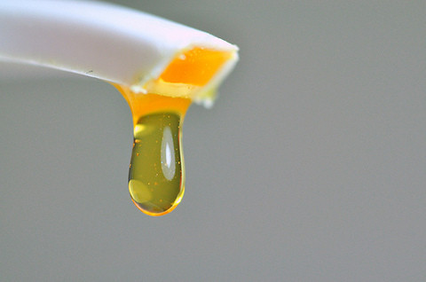 Nhờn kháng sinh là khi một tập hợp nhỏ vi khuẩn có thể biến đổi và sống được khi dùng kháng sinh quá nhiều. Nếu điều này xảy ra trên diện rộng thì việc dùng chất hóa học sẽ trở nên vô dụng. Đây là một vấn đề rất lớn trong ngành y tế. 