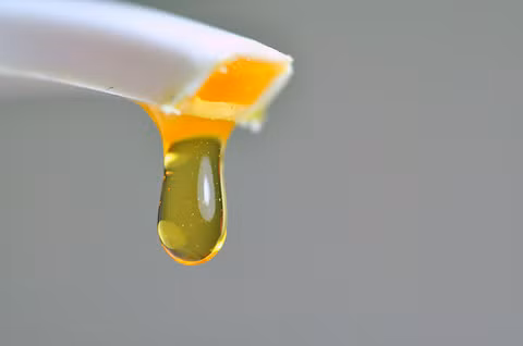 Nhờn kháng sinh là khi một tập hợp nhỏ vi khuẩn có thể biến đổi và sống được khi dùng kháng sinh quá nhiều. Nếu điều này xảy ra trên diện rộng thì việc dùng chất hóa học sẽ trở nên vô dụng. Đây là một vấn đề rất lớn trong ngành y tế. 