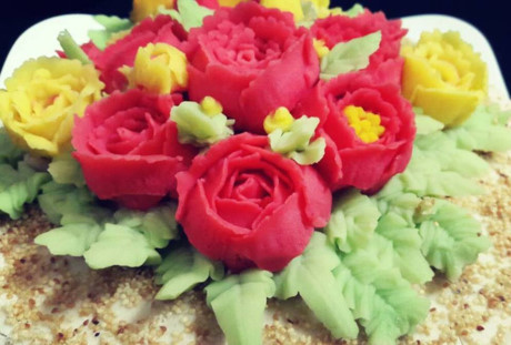 Sau khi đã trang trí toàn bộ phần hoa đậu trên bề mặt cốt xôi, rắc thêm một chút vừng cho đẹp mắt là món xôi trang trí giả bánh gato đã hoàn thiện.