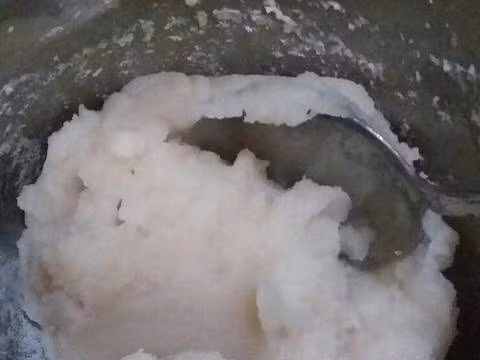 Nếu dùng đậu trắng thì thời gian ngâm đậu cần lâu hơn (12-15 giờ). Vì đậu trắng khó nhừ và không thơm như đậu xanh nên cần luộc 3 lần. Khi luộc hết lần 1 thì đổ bỏ nước đi rồi đun tiếp lần 2 (khoảng 15-20 phút). Đậu chín đổ ra nước lạnh, bóc hết vỏ ngoài rồi cho vào nồi đun tiếp đến khi nhừ hẳn. Sau đó cho vào máy xay nhuyền rồi rây mịn và lọc qua khăn xô cho hết nước.