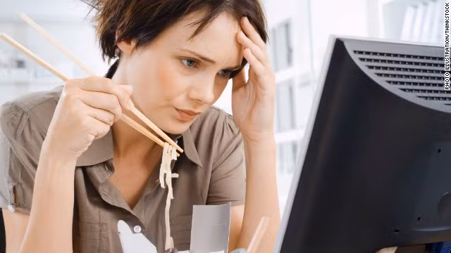 Giữa căng thẳng và ăn uống có mối quan hệ rất phức tạp. Căng thẳng có thể khiến bạn thèm ăn, dẫn đến ăn sai cách, ăn quá nhiều. Lúc này vì sự thèm ăn tăng lên nên rất dễ chọn nhầm những món không có lợi cho sức khỏe như bánh ngọt, kem, khoai tây chiên, phô mai… Đây đều là những món nhiều chất béo và đường nhưng lại có thể tăng hormone vui vẻ serotonin. Nhưng đây mới là những món ăn xả stress nên chọn.