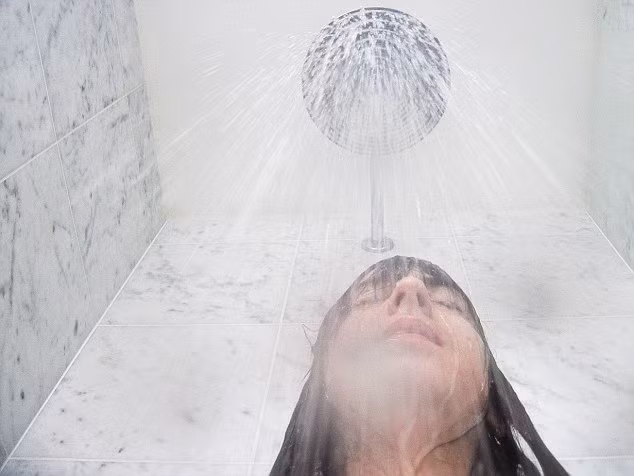 Xả vòi hoa sen lên mặt: Nhiều người nghĩ đưa mặt vào dưới vòi hoa sen là một cách để làm sạch da nhưng độ nóng và áp lực của nước lại làm hại da. Thực tế lại ngược lại, nước nóng làm các mao mạch mỏng manh trên má bị hỏng và làm da xấu đi. Cách tốt nhất là rửa mặt bằng nước trong chậu, nhiệt độ nước chỉ nên ấm chứ không được quá nóng. 