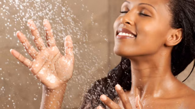 Tắm hàng ngày: Hầu hết mọi người đều không thể đi ngủ mà không tắm sạch sẽ. Nhưng một nghiên cứu tại Đại học Carlifornia cho thấy tắm quá nhiều cũng không có lợi vì các vi khuẩn cũng sẽ bị làm sạch nên da khả năng chống viêm nhiễm của da kém đi. 