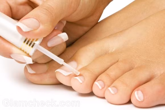 Làm mới màu móng bằng sơn bóng: Chuyên gia làm nail gợi ý cứ mỗi tuần nên sơn thêm một lớp sơn bóng lên lớp sơn cũ để lớp sơn trong mới hơn đồng thời bảo vệ màu sơn đang dần phai đi. 