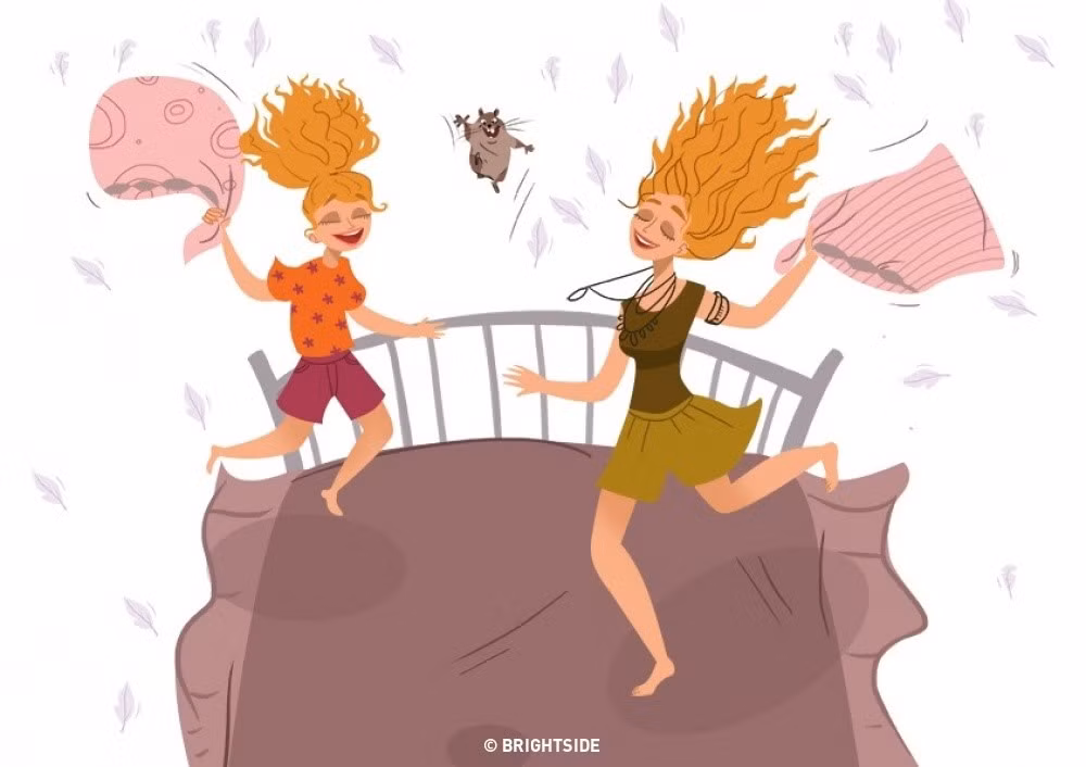 Mẹ và con gái vui đùa, hạnh phúc như hai đứa trẻ. 