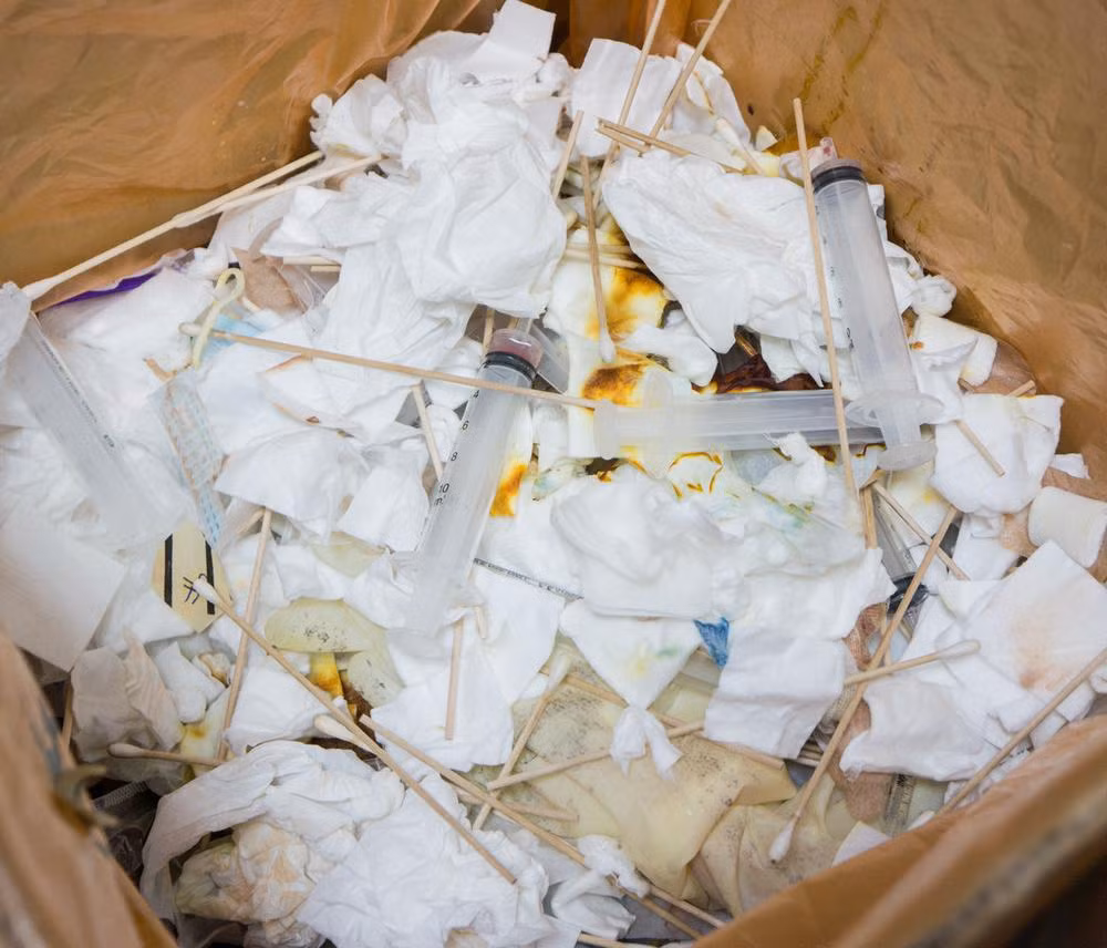 Cận cảnh một thùng rác của nền công nghiệp thẩm mỹ.