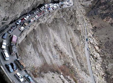 Đường Kabul-Jalalabad (Afghanistan) – Nằm ở “Thung lũng tử thần” với lưu lượng lớn của xe tải hạng nặng và các phần tử Taliban khiến cung đường này trở nên không dễ dàng gì.