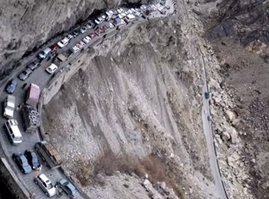 Đường Kabul-Jalalabad (Afghanistan) – Nằm ở “Thung lũng tử thần” với lưu lượng lớn của xe tải hạng nặng và các phần tử Taliban khiến cung đường này trở nên không dễ dàng gì.