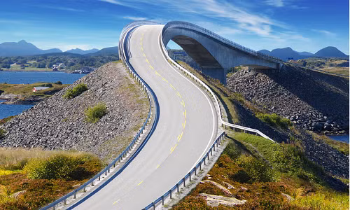 Đường Đại Tây Dương (Na-uy) – Là một trong những cung đường đẹp như mơ ở châu Âu. Chỉ dài hơn 5km nối giữa 2 hòn đảo Kristansund and Molde dọc theo Đại Tây Dương với 8 đoạn cầu nhưng cung đường này thường xuyên bị những con sóng lớn tràn qua và đặc biệt là những cơn gió mạnh khủng khiếp khi có bão khiến nhiều người không dám đi qua.