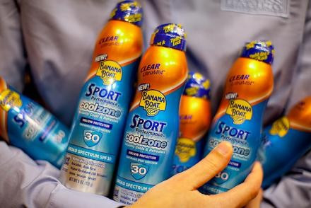 Với công thức chứa nhiều cồn, những chai xịt chống nắng dễ làm phổi bị kích ứng, chưa kể đến các thành phần trong kem chống nắng có thể ngấm vào máu. Nguy cơ này là rất cao đối với kem chống nắng hóa học với cơ chế hấp thu tia UV bằng các thành phần hóa học như like oxybenzone và avobenzone.