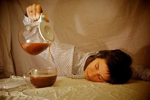 Không tỉnh táo nếu thiếu cà phê hoặc đường: Cà phê và đường đều giúp bạn tăng năng lượng và việc không uống cà phê/đường không được có thể là dấu hiệu cho thấy năng lượng dự trữ và khả năng đối phó với stress đang giảm. 