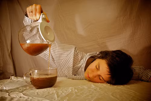 Không tỉnh táo nếu thiếu cà phê hoặc đường: Cà phê và đường đều giúp bạn tăng năng lượng và việc không uống cà phê/đường không được có thể là dấu hiệu cho thấy năng lượng dự trữ và khả năng đối phó với stress đang giảm. 