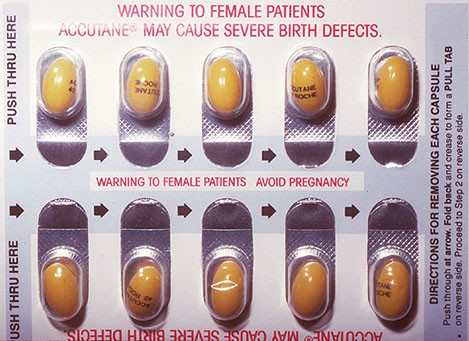 Bạn tuyệt đối không được mang thai trong khi uống thuốc. Hơn thế nữa, bạn cần phải thử thai hai lần trước khi thực hiện liệu trình này để bảo đảm bạn hoàn toàn không có thai, đồng thời thực hiện cùng lúc 2 biện pháp tránh khai trong khi uống thuốc. Lý do là vì dẫn xuất của vitamin A này ảnh hưởng tới não của thai nhi và gây ra dị tật thai nhi sau này. 