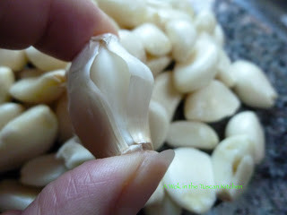 Để làm món cua hoàng đế sốt tỏi cần dùng rất nhiều tỏi. Để làm 4-5kg cua bạn cần 5 củ tỏi to, bóc vỏ và băm nhỏ. 