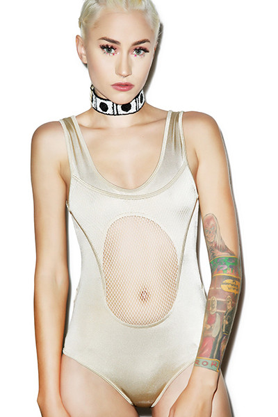 Chiếc áo bơi màu nude tuy kín đáo nhưng lại hơi nhàm chán, chưa kể đến khoảng cut out khoe lỗ rốn không mấy hợp lý ở giữa.