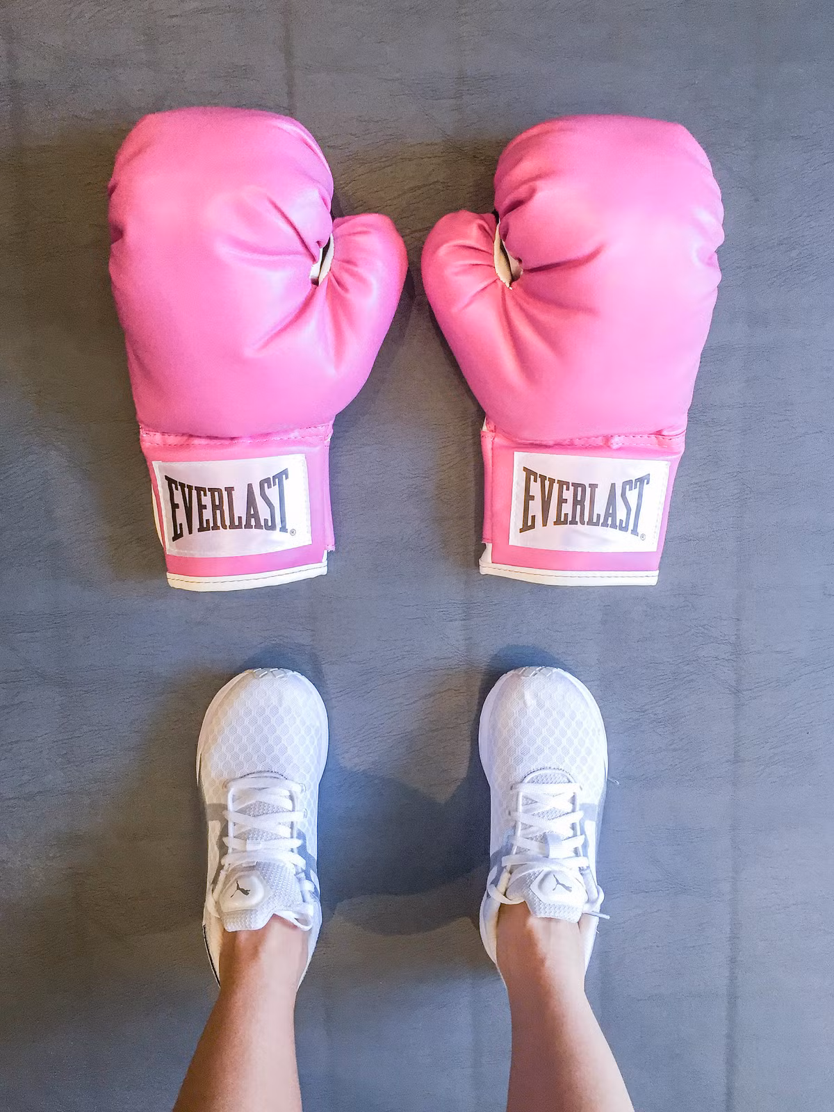  Boxing là luyện tập cho toàn cơ thể: Mặc dù khi xem những trận thi đấu boxing, sự chú ý của khán giả luôn dồn vào nắm đấm. Nhưng sức mạnh của những cú đấm đó không bắt nguồn từ cánh tay hay vai mà toàn bộ năng lượng và độ chính xác của cơ thể đều được dồn lên những cú thọc mạnh hay móc hất. Cử động trong những cú đấm này giúp cánh tay săn chắc, đặc biệt là bắp tay. Với ưu thế là một môn thể thao toàn thân, boxing giúp người tập vận động mọi cơ bắp để giảm thiểu khả năng bị thương. 