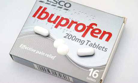 Tác dụng phụ của ibuprofen có thể là nôn mửa, táo bón, tiêu chảy, đau bụng. Những tác dụng phụ của thuốc hạ sốt ít gặp hơn là chóng mặt, tăng huyết áp, viêm dạ dày, suy thận, đi ngoài phân màu đen, nôn ra máu – những dấu hiệu cho thấy dạ dày đã bị xuất huyết. Đây chính là tác dụng phụ mà cô Christine đã gặp phải. (Nguồn ảnh: The Sun)