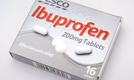 Tác dụng phụ của ibuprofen có thể là nôn mửa, táo bón, tiêu chảy, đau bụng. Những tác dụng phụ của thuốc hạ sốt ít gặp hơn là chóng mặt, tăng huyết áp, viêm dạ dày, suy thận, đi ngoài phân màu đen, nôn ra máu – những dấu hiệu cho thấy dạ dày đã bị xuất huyết. Đây chính là tác dụng phụ mà cô Christine đã gặp phải. (Nguồn ảnh: The Sun)