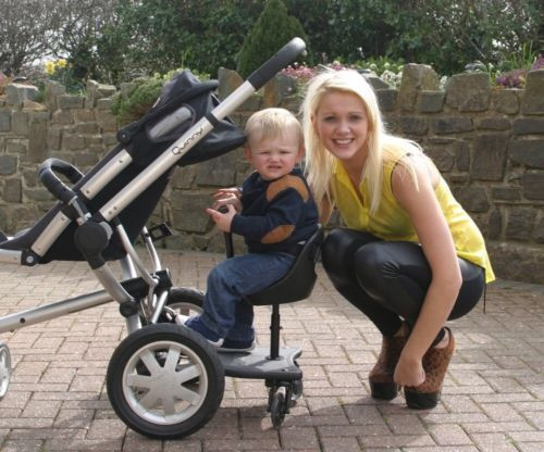 Bố mẹ nên cho trẻ tập thể dục bằng những động tác nói trên sau khi đã để trẻ ngồi xe đẩy khoảng 1 tiếng. Mỗi động tác nên thực hiện khoảng 6 lần. (Nguồn ảnh: The Sun) 