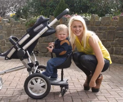 Bố mẹ nên cho trẻ tập thể dục bằng những động tác nói trên sau khi đã để trẻ ngồi xe đẩy khoảng 1 tiếng. Mỗi động tác nên thực hiện khoảng 6 lần. (Nguồn ảnh: The Sun) 