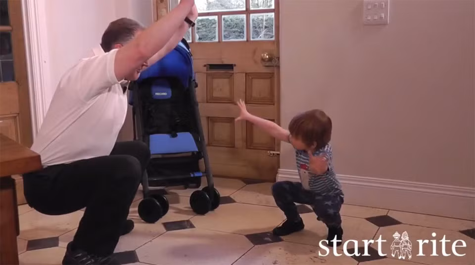 Động tác thứ hai gần như là động tác squat của người lớn với hai tay giơ cao lên đầu, đầu gối chùng xuống nhưng không chạm đất.