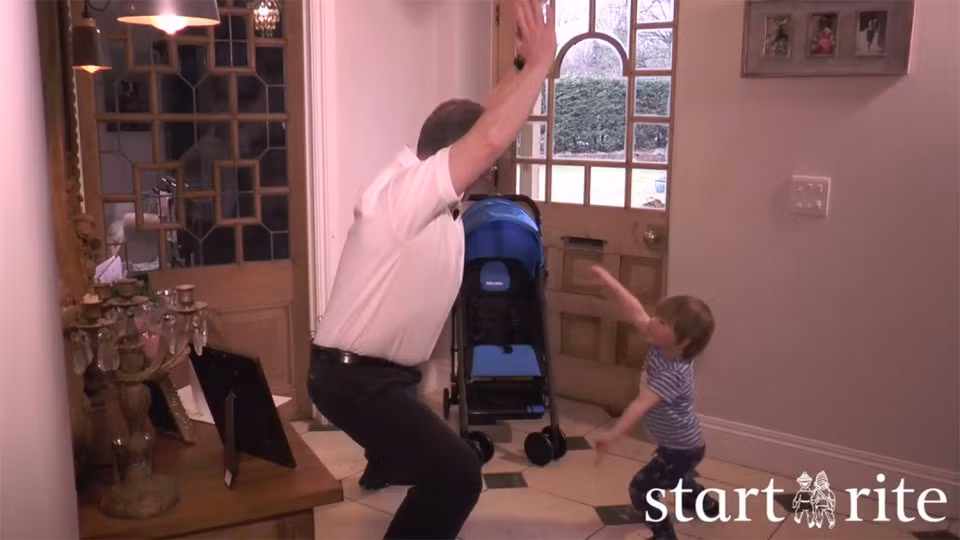 Động tác cuối cùng là động tác đá chân. Từ tư thế đứng, bước một chân sang bên rồi nghiêng người về bên đó, hai tay giơ lên đầu. 