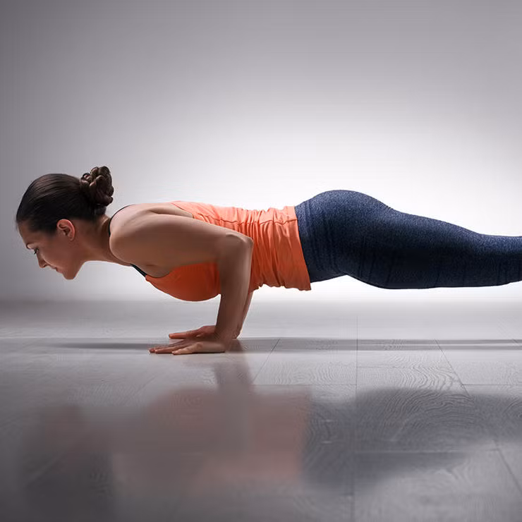 Chaturanga dandasana là tư thế chống đẩy phiên bản yoga được thực hiện rất nhiều lần trong những bài tập khí và cũng là tư thế yoga bị tập sai nhiều nhất. Đây là một tư thế khó về thể lực và không tập đúng cách dễ dấn đến chấn thương cơ xoay hoặc viêm gân. Để thực hiện tư thế này dễ dàng hơn, đầu tiên cần để để đầu, vai, xương chậu, đầu gối, bàn chân thành một đường thẳng rồi dần chuyển thành tư thế hít đất tĩnh (plank) rồi dần dần duỗi chân ra v à không gập khuỷu tay quá 90 độ. 