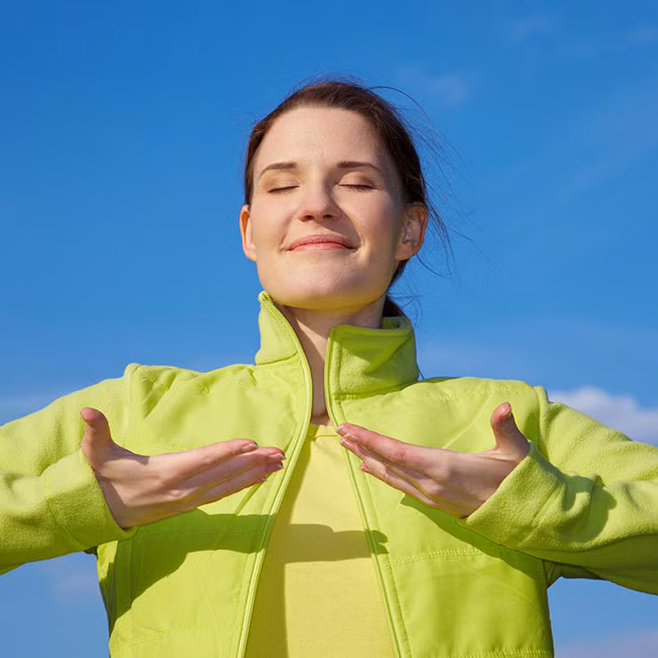 Dù mới tập hay đã tập yoga nhiều năm, việc tập trung vào hơi thở trong suốt thời gian tập luyện cũng làm nhiều người nản chí. Nếu không thể tĩnh tâm suốt một tiếng đồng hồ, bạn sẽ cảm thấy mình luyện tập không thành công. Nhưng sự thật là chỉ 5 hoặc 10 phút đầu là quan trọng nhất. Không nên quá căng thẳng nếu chưa thể tập trung để thở đúng cách. 