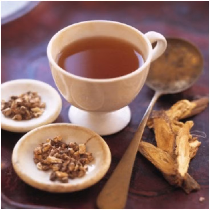 Trà cam thảo làm dịu đau cổ họng: Khi bị cảm lạnh, dấu hiệu đầu tiên thường xuất hiện ở cổ họng. Rễ cam thảo đã được chứng minh là làm giảm xung huyết và ho. Hơn nữa, uống trà cam thảo còn có cảm giác như đang ăn kẹo, rất ngon. 