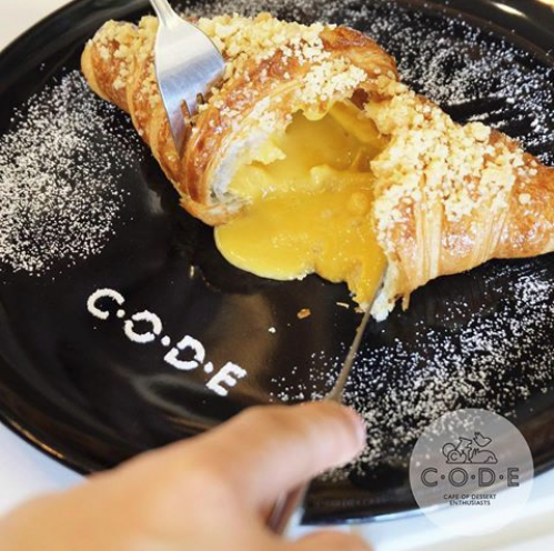 Những người thích món trứng mắn sẽ tìm thấy tại một quán cà phê đủ món bánh nhân trứng mặn tươi, chỉ cần một nhát dao cắt là trứng bên trong sẽ chảy ra trông thật ngon mắt. Bánh bên ngoài có đủ vị để bạn chọn, từ trà thái, matcha, socola đến than hoạt tính hay nửa này nửa kia. 