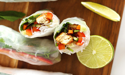 Cho đậu vào chảo rán lại lần 2 rồi nhúng vào nước sốt này, rán tiếp cho đến khi sốt ngấm hết vào đậu thì vớt ra. 