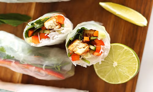 Cho đậu vào chảo rán lại lần 2 rồi nhúng vào nước sốt này, rán tiếp cho đến khi sốt ngấm hết vào đậu thì vớt ra. 