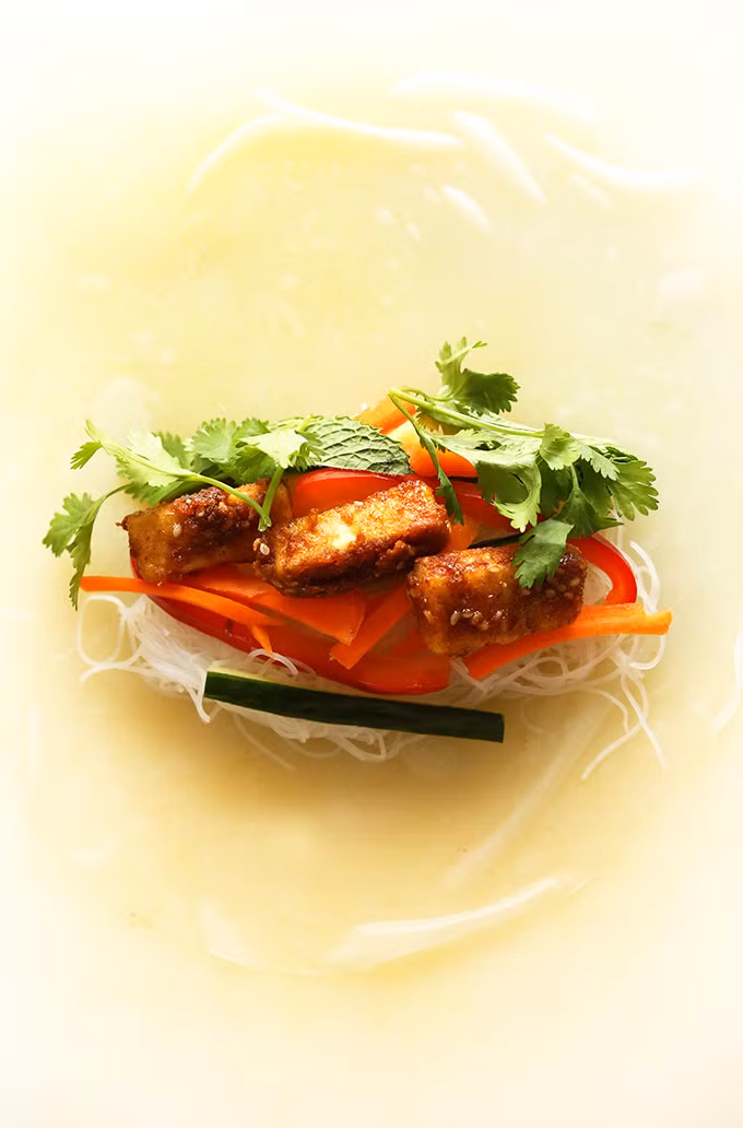 Bánh đa nem nếu là loại cứng thì cần nhúng qua nước ấm cho mềm. Trải bánh đa nem lên đĩa hoặc thớt rồi lấy rau, bún, đậu, cà rốt, dưa chuôt, ớt chuông mỗi thứ một ít đặt lên rồi cuốn lại.