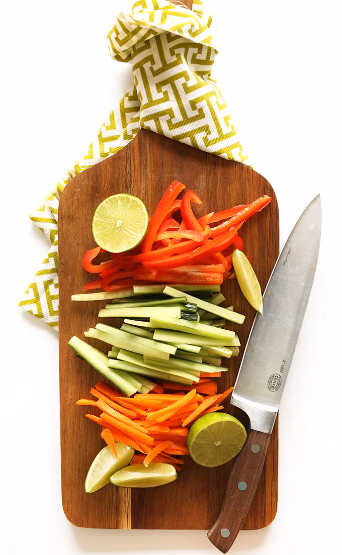 Các loại rau rửa sạch. Cà rốt, dưa chuột, ớt chuông rửa sạch thái miếng dài khoảng 8cm, kích thước bằng khoảng 1/3 ngón tay. 