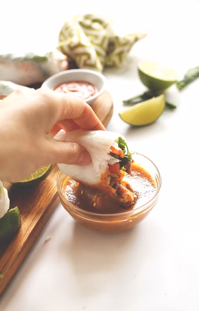 Món nem cuốn chay này ăn với nước chấm đã pha hoặc nước chấm cay nào tùy thích. 