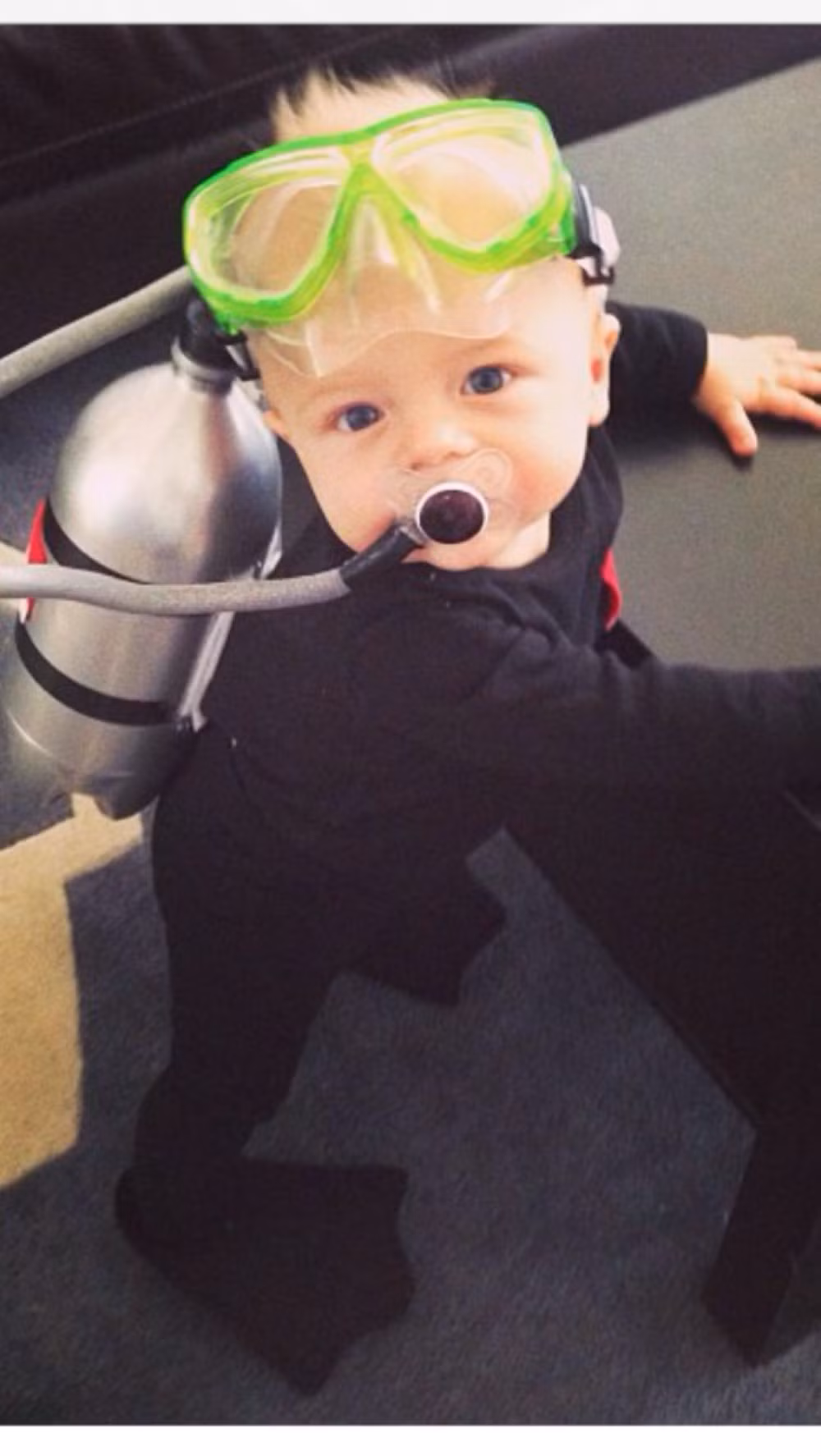 Thợ lặn chính hiệu vẫn còn đang ngậm núm ti giả. (Ảnh: Boredombash)