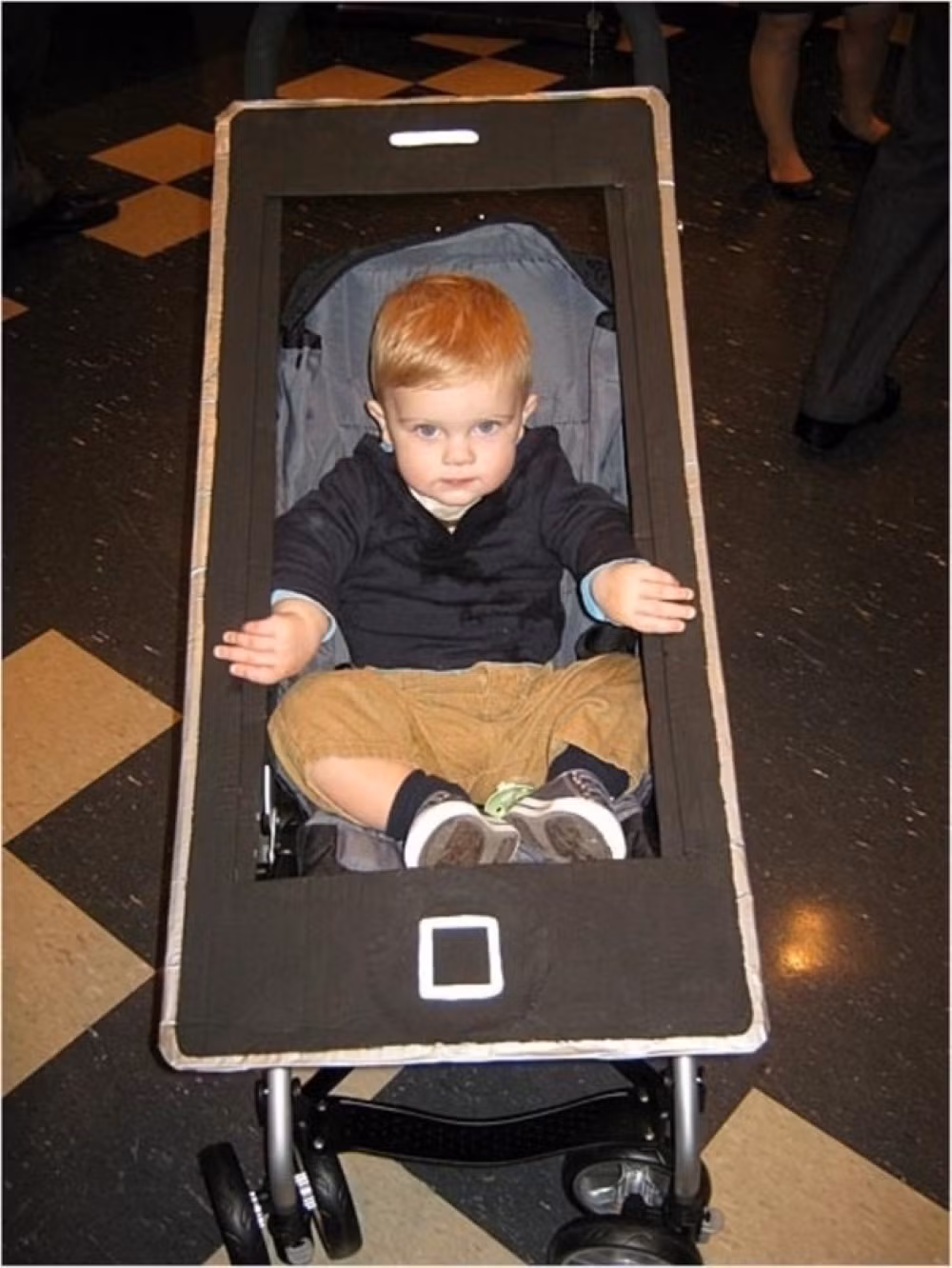 Trang phục mang chủ đề Iphone chỉ với chiếc xe đẩy và một tấm ván. (Ảnh: Boredombash)