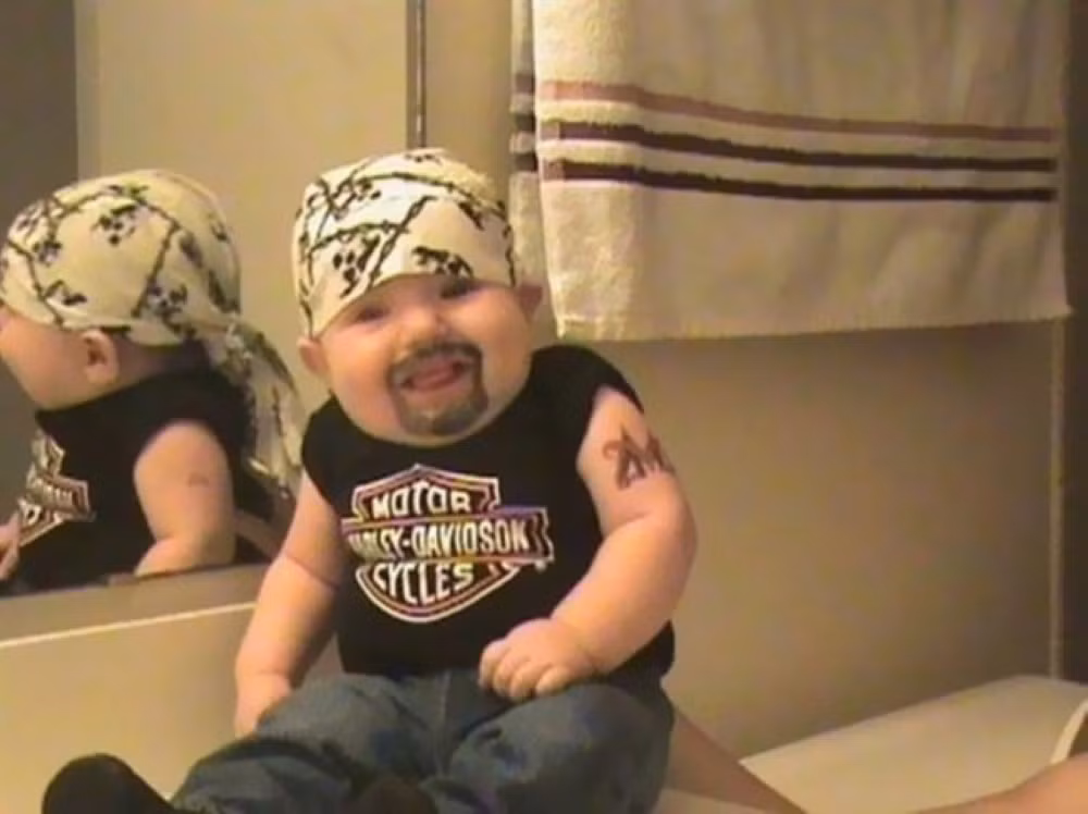 Ai nói còn nhỏ thì không thể trở thành tay đua motor được chứ? (Ảnh: Boredombash)